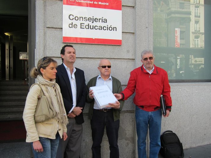 Representantes De Los Sindicatos De Educación Frente A La Consejería