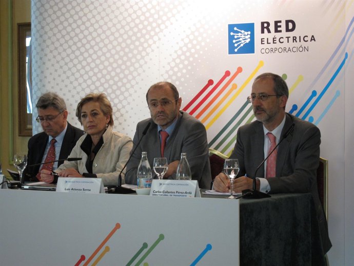 El presidente de Red Eléctrica, Luis Atienza, en el centro