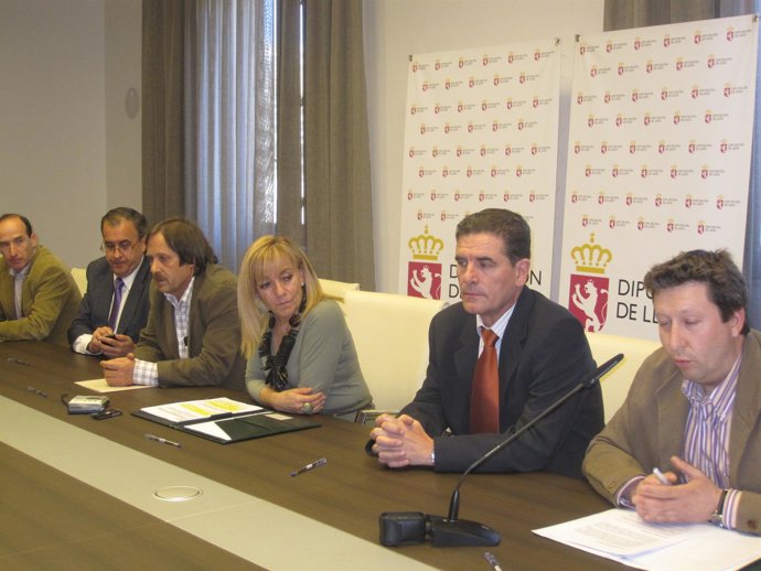 Isabel Carrasco y representantes de la Cámara Agraria Provincial, el Consejo Reg