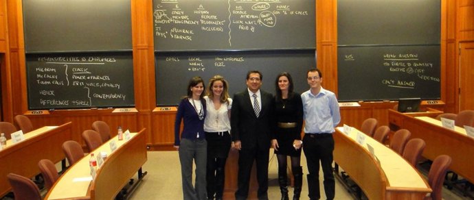 El presidente de Cajasol, Antonio Pulido, con los estudiantes españoles de la Ha