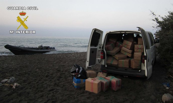 Efectos intevenidos en una operación contra el narcotráfico en Adra, Almería