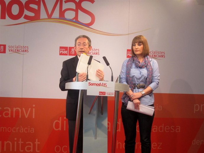 Ángel Luna Sostiene El Informe Del Síndic De Comptes, Acompañado De Clara Tirado