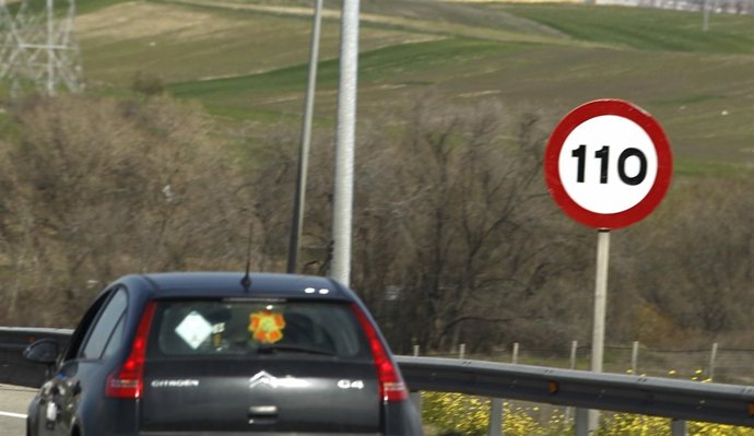 Señales de velocidad de tráfico a 110 km/h