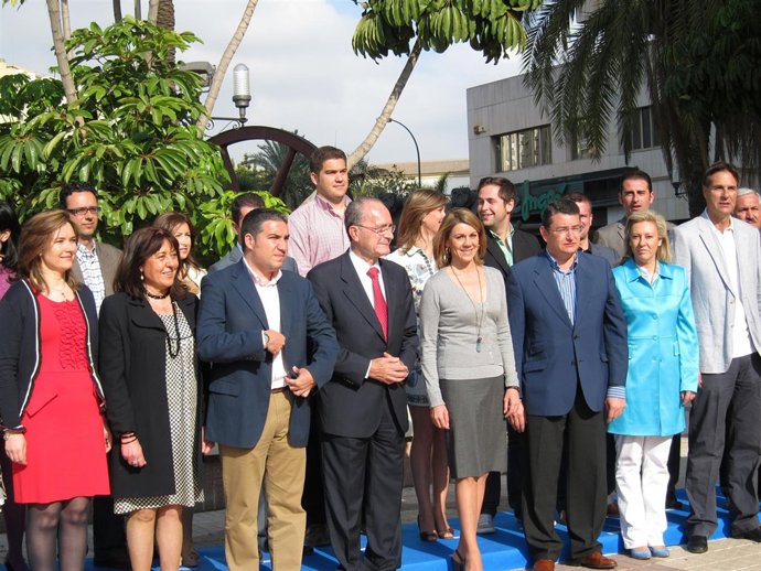 María Dolores De Cospedal Con Miembros De La Lista Del PP Al Ayuntamiento