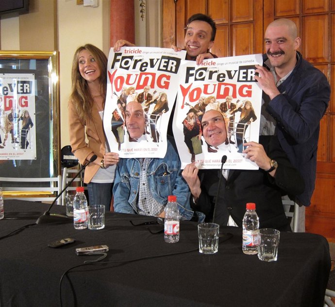 Tricicle y actores presentando la obra 'Forever Young'