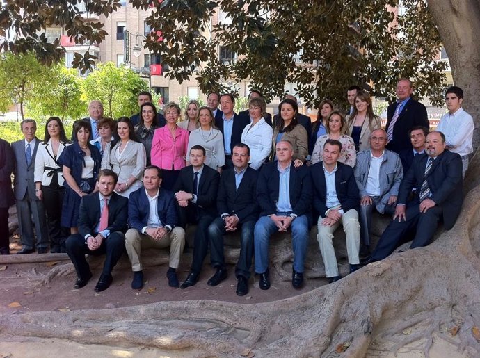 Cámara,Acompañado Por Los Integrantes De La Lista