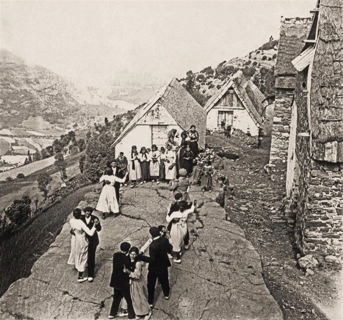 Baile En San Juan De Plan, Una De Las Fotografías
