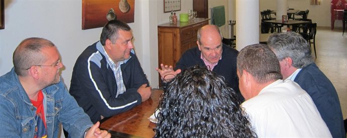 Manuel Chaves En Una Reunión Improvisada Con Ex De Delphi En Conil (Cádiz)