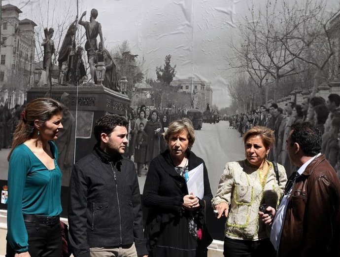 La Alcaldesa De Zamora, Rosa Valdeón, Ante Una De Estas Fotografías  