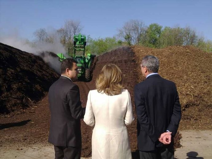 Gallardón Y Botella Visitando La Planta De Compostaje