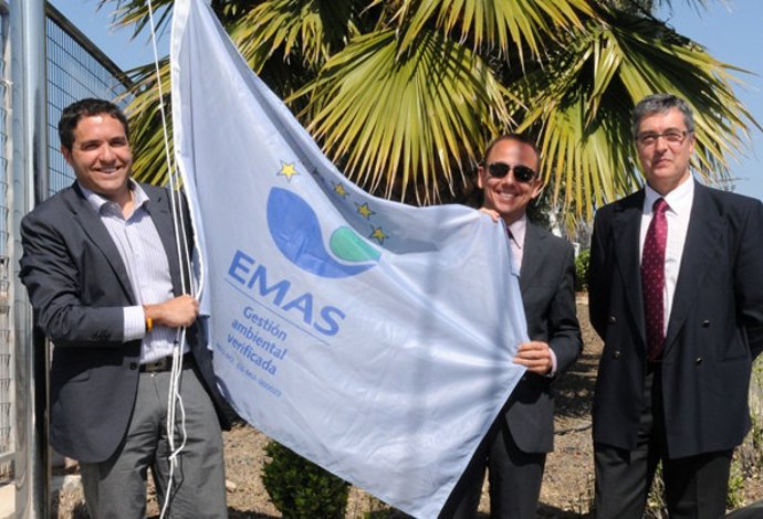 Espejo, En El Centro, Sostiene Una Bandera