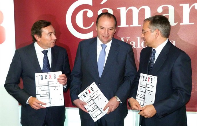 Flores, Morata Y Boira Posan Con La Revista NEXE Sobre El Corredor Mediterráneo.