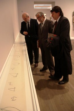 Moragues Ante Una Obra De Miró