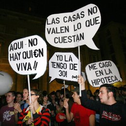 jóvenes protestan en Barcelona por la hipoteca