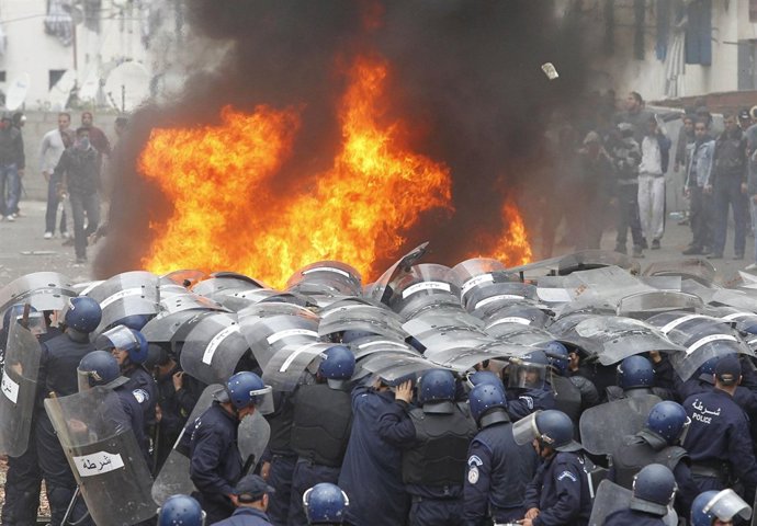 Enfrentamientos Entre Policía Y Manifestantes En Argelia