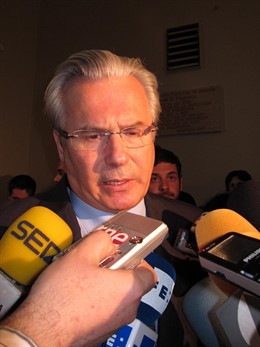 El Juez Baltasar Garzón Atiende A Los Periodistas En Granada