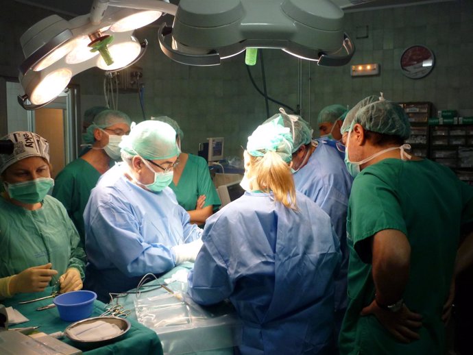 Cirujanos En Una Operación De Cáncer De Tiroides