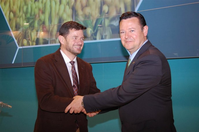 Firma del convenio Cajamar y Todolivo