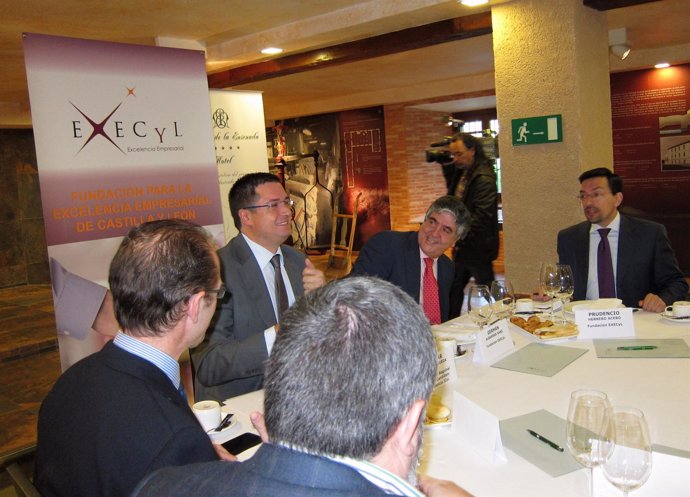 El Secretario Regional Del PSOE En Un Desayuno Con Empresarios