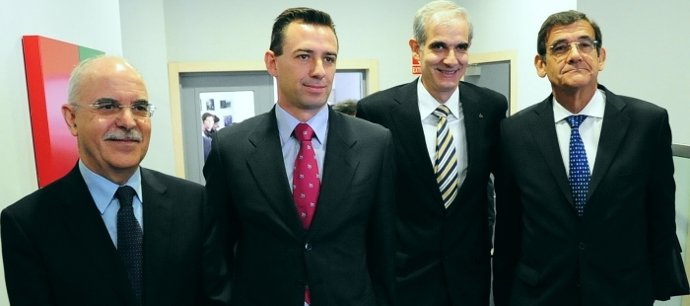 El Consejero De Economía De Aragón, Alberto Larraz, Con Responsables De CAI