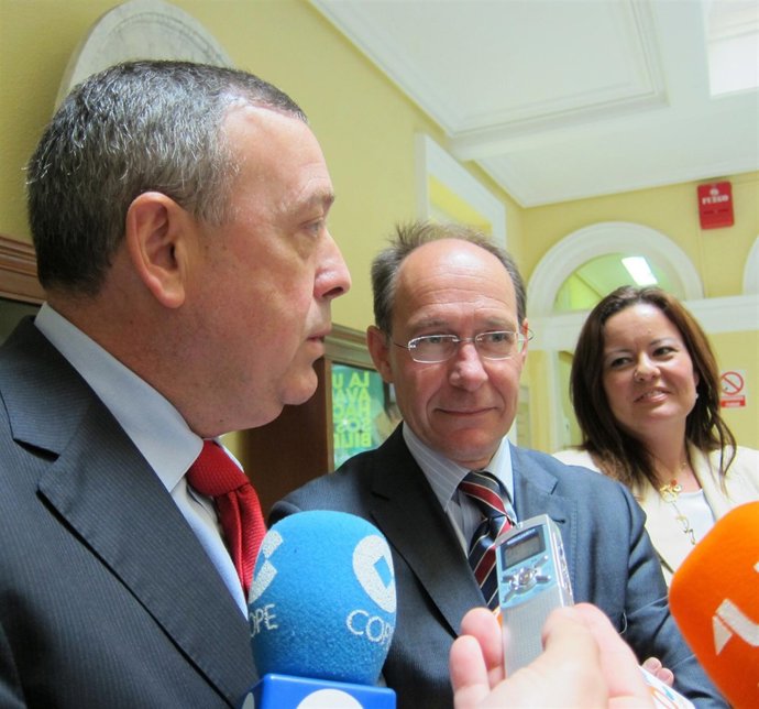 El Consejero Andaluz De Medio Ambiente Junto Al Rector De La UCA