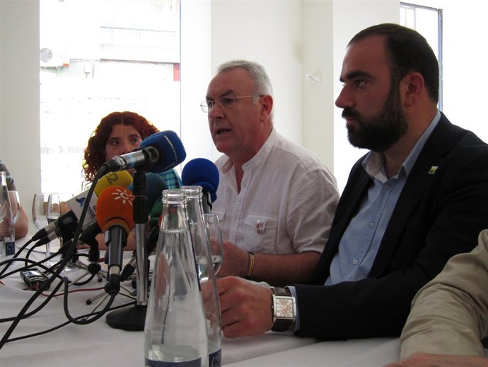 El Coordinador Federal De IU, Cayo Lara, En Un Desayuno Informativo En Granada