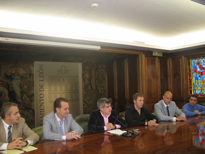 El Alcalde, Francisco Fernández; El Director General De Proconsi, Tomás Castro Y