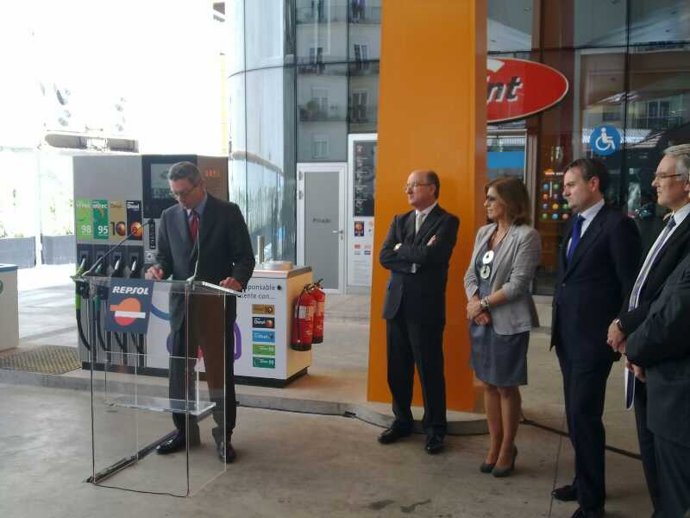 Gallardón Durante La Inauguración De La Gasolinera