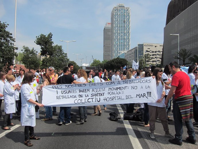 Protesta De Sanitarios En El Hospital Del Mar Por Los Recortes