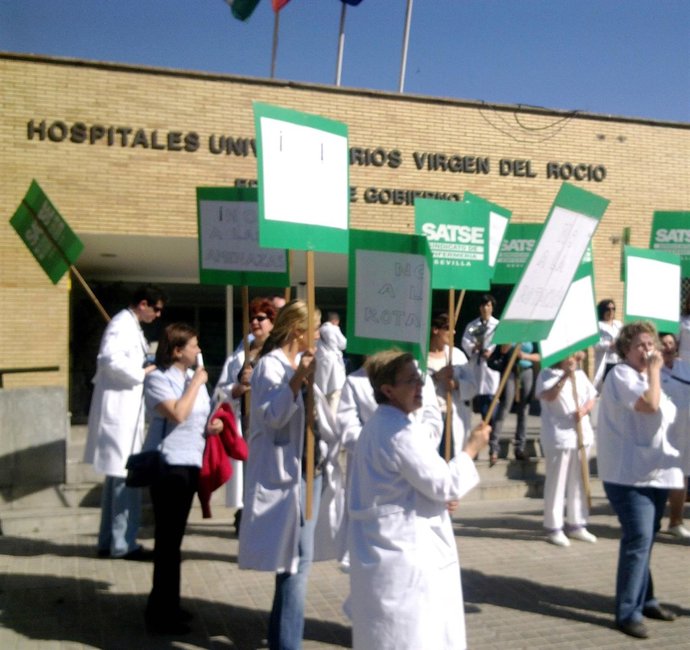 Enfermeras Protestan Ante El Hospital Virgen Del Rocío