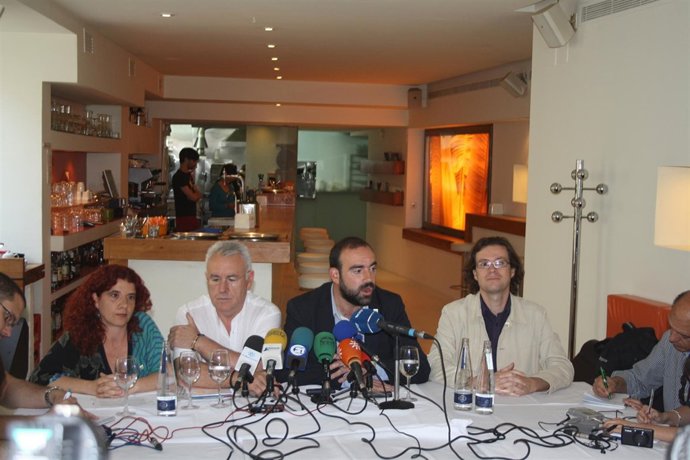 El Coordinador Federal De IU, Cayo Lara, En Desayuno Informativo En Granada