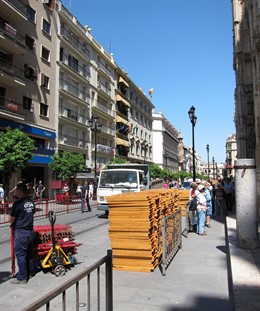 Labores De Montaje De Las Sillas De Semana Santa En La Carrera Oficial