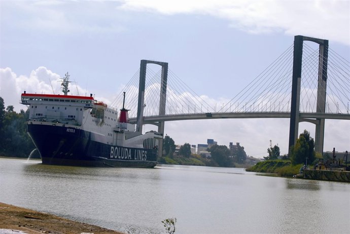Barco Llegando A La Dársena Del Batán, En El Río Guadalquivir
