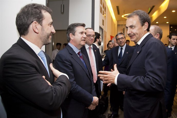 El Consejero Vasco De Industria, Bernabé Unda, Con Jose Luis Rodríguez Zapatero