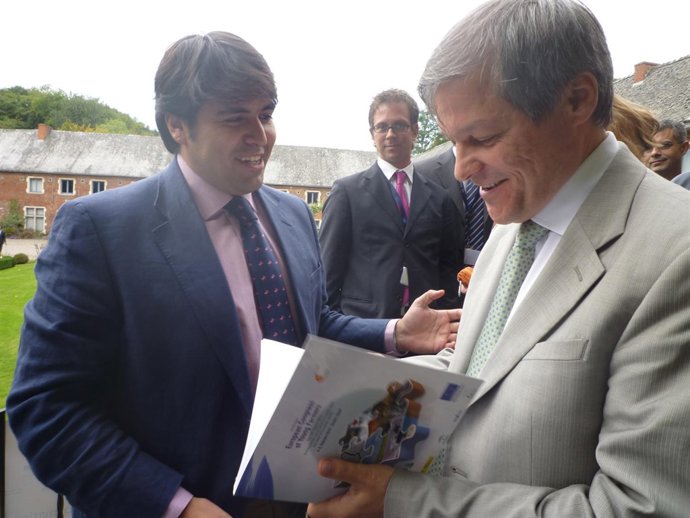 José F. Robles y Dacian Ciolos.