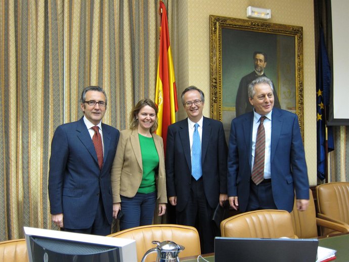 Diputados del PP junto a Simón Pedro Barceló