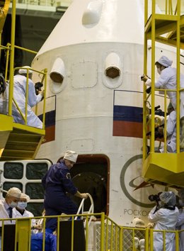 Ingenieros Rusos Montando Un Cohete Espacial
