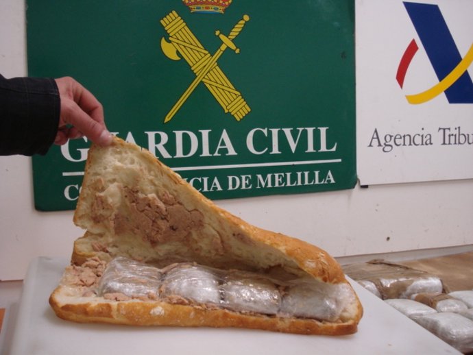 La Droga Estaba Oculta En El Pan Del Bocadillo.