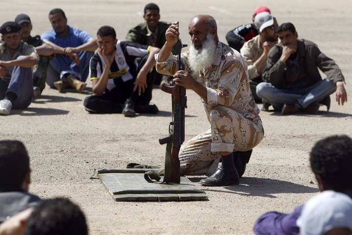 Rebeldes Libios Aprendiendo A Usar Un Arma