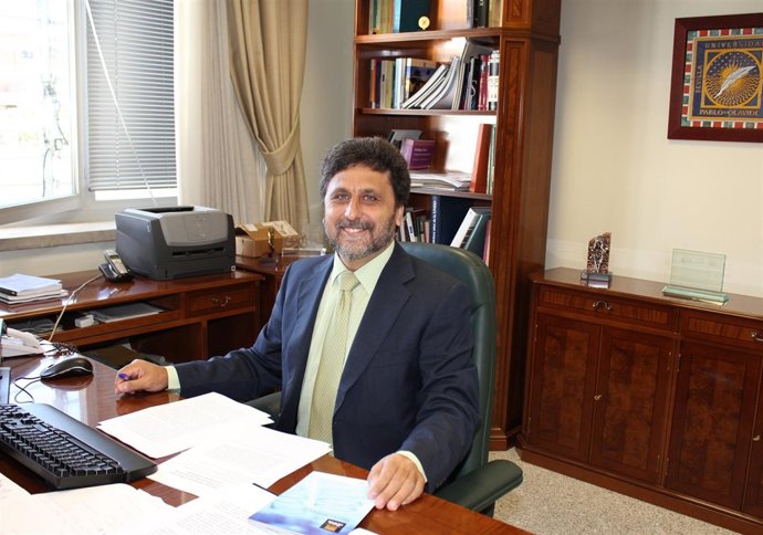 El Rector De La UPO, Juan Jiménez, En Su Despacho