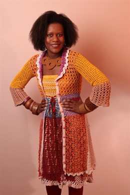 La Diseñadora Brasileña Allethea Mattos Con Una De Sus Creaciones De Crochet