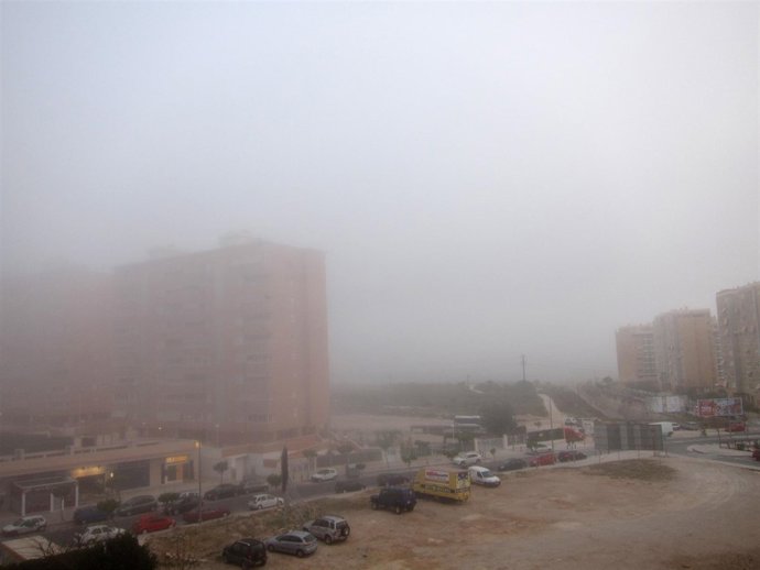 Niebla A Primera Hora En Un Barrio De Alicante