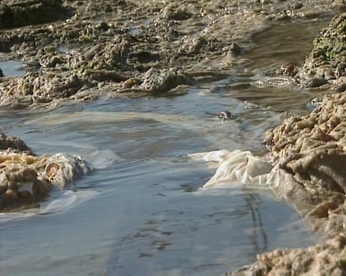 Vecinos de Badajoz solicitan la reparación de una tubería por la que manan aguas