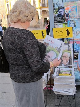 Una Vecina De Mérida Recoge Un Ejemplar Del Número Secuestrado De 'Voz Emérita'