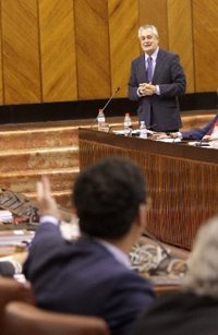 Griñán reprocha a IULV-CA su "obsesión" por el adelanto electoral y le emplaza a concretar su alternativa