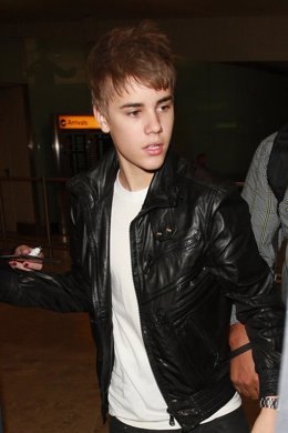 El cantante Justin Bieber en el aeropuerto