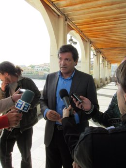 Javier Fernández Atiende A Los Periodistas En Luanco (Gozón).