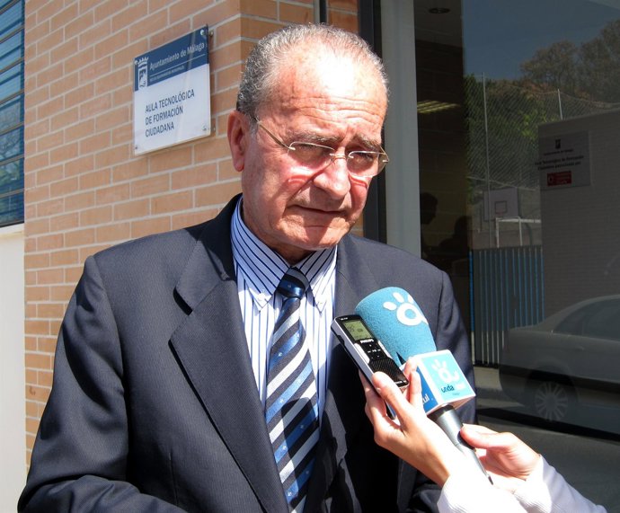 El Alcalde De Málaga, Francisco De La Torre, En El Aula Tecnológica Municipal