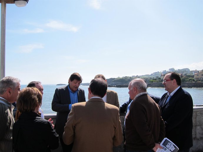 Javier Fernández Charla En Luanco Con Hosteleros De La Zona.