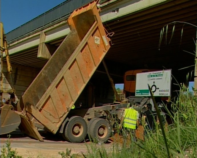 Un camión queda encajado en un puente subterráneo
